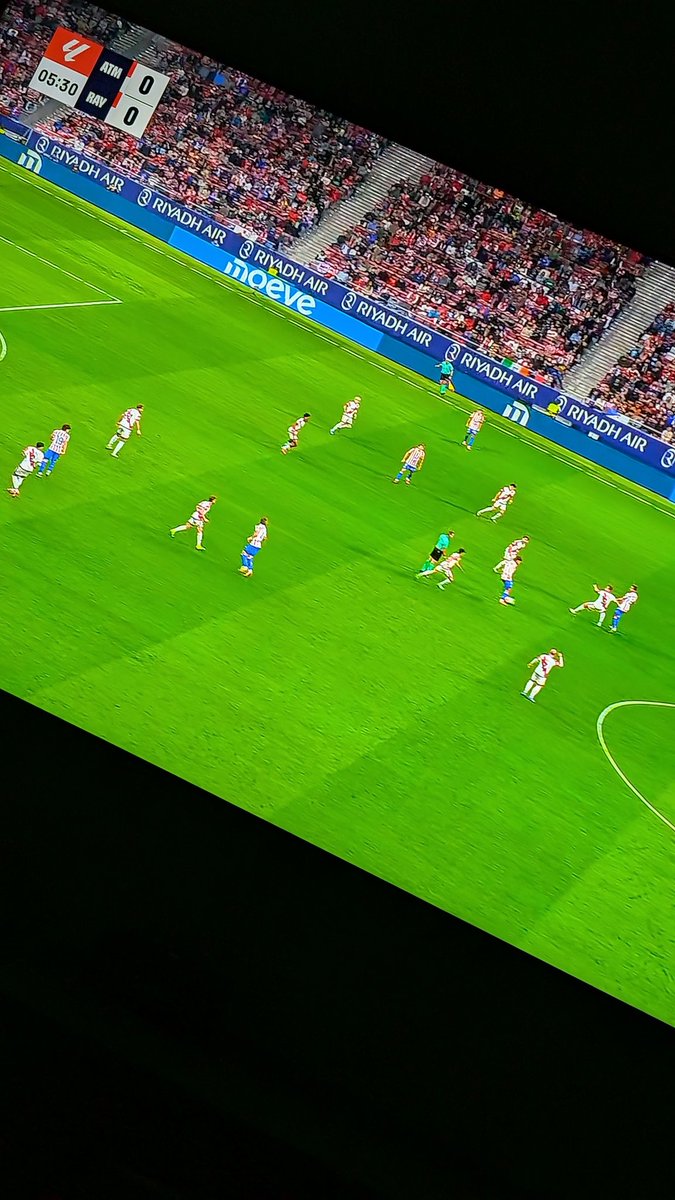 A veces ponen unas pegas ridículas en las equipaciones... Pero hoy que en el metropolitano jueguen los dos de blanco/rojo les parece estupendo.