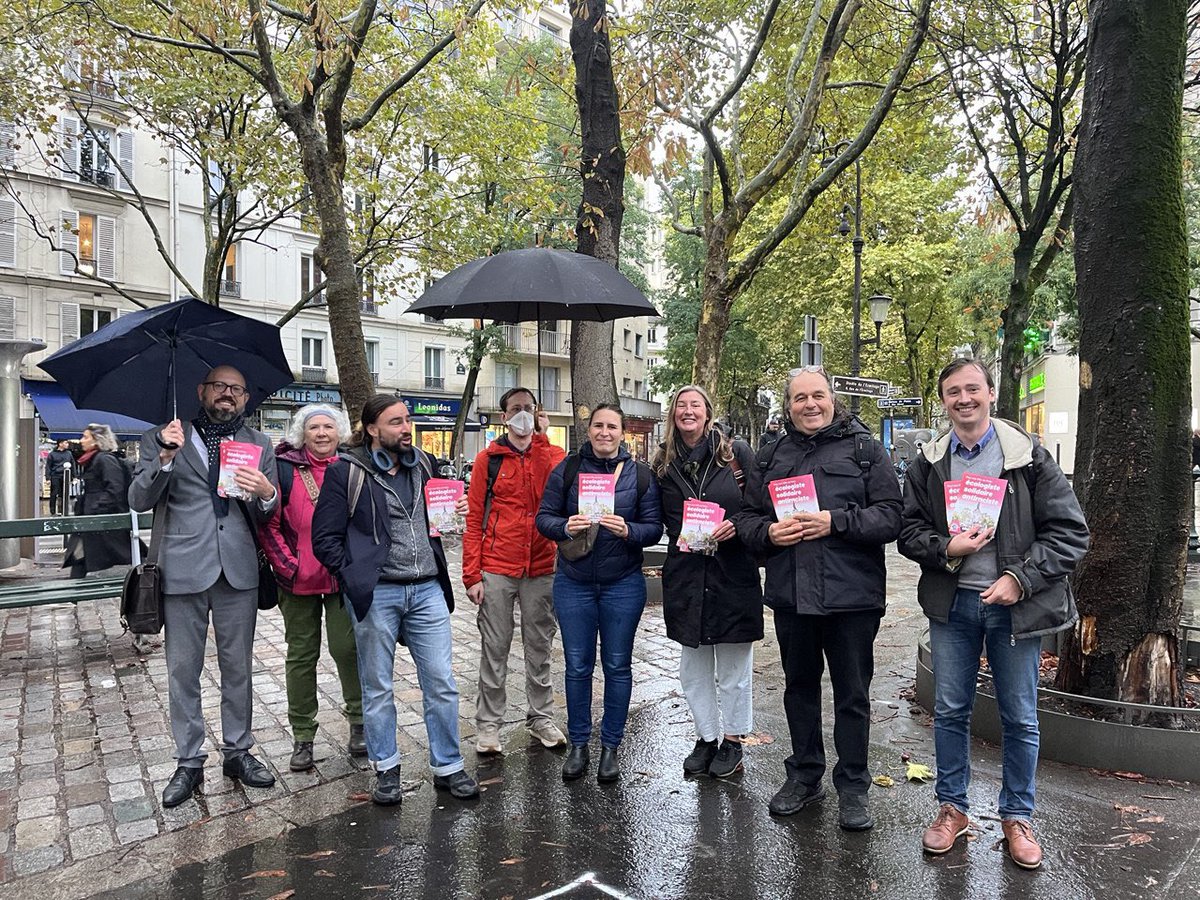 ☔️ En nombre pour un tractage dans le 20ème arrondissement en fin de journée.

Nous continuons le combat pour la justice sociale et climatique !