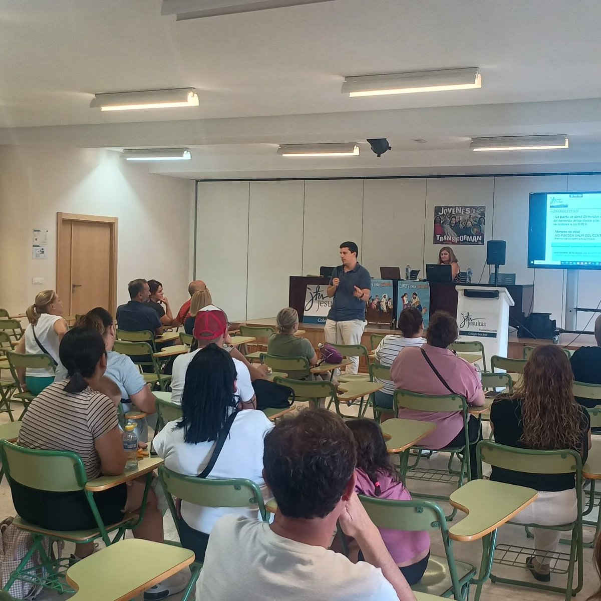 SanJoseMalaga's tweet image. #FP - Recibidas las familias de FP Grado Básico y 1º FP Grado Medio en el salón de actos.

La directora académica y el jefe de estudios de la etapa presentaron el curso ante las familias.

Un paso más en nuestra apuesta.

#FPEnSanJosé #LibresParaServir #SanJoséMálaga