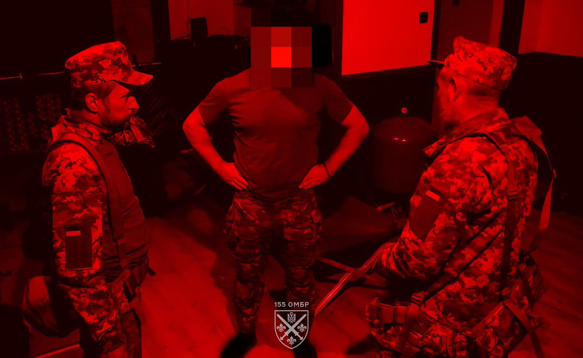 Les fantassins de la 155ᵉ brigade de l’armée ukrainienne se préparent à rejoindre leurs positions : ils écoutent les consignes, posent des questions, précisent chaque détail. Ici, chaque geste, chaque pensée peut coûter la vie.

Ce sont des soldats qui tiennent dans leurs mains