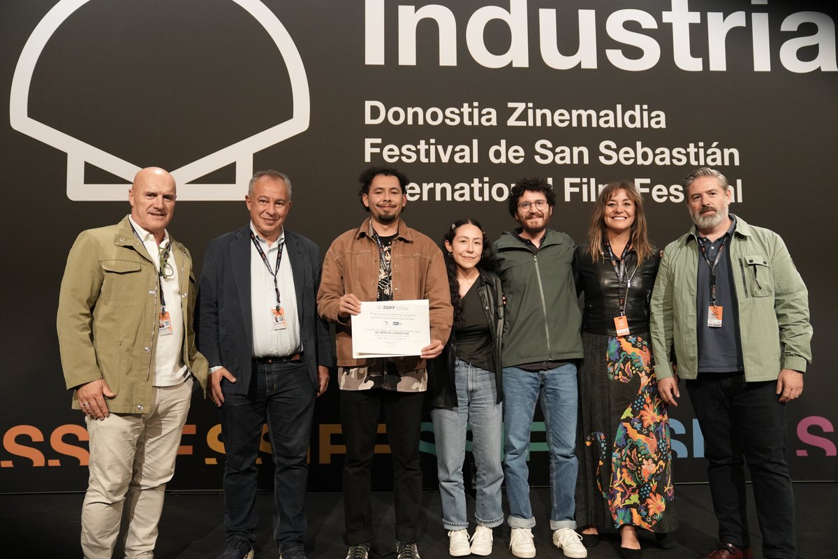 sansebastianfes's tweet photo. #73SSIFF #Industria 🏆 Premios #WIPLATAM Sariak / Awards

Premio @EGEDA_Comunica-@PlatinoIndustri al Mejor WIP Latam
WIP Latam Onenarentzako EGEDA-Platino Industria Saria
EGEDA-Platino Industria Award for Best WIP Latam:

🎞️ “A LA HORA DE PONER LA MESA YA NO ÉRAMOS CINCO / WE WERE NO LONGER FIVE” Esteban Hoyos García