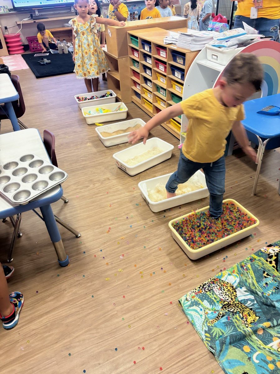 Barela_ECE's tweet photo. In @HumbleISD_MBE @HumbleISD_PREK classes, every moment is a language lesson! From  using our senses to describe what we see or feel to expressing our wants and needs, language is always an important part of our learning day.
@MrsCooperMBE @nfontanez01 @AmandaRileyMBE https://t.co/r30nVVyuU1