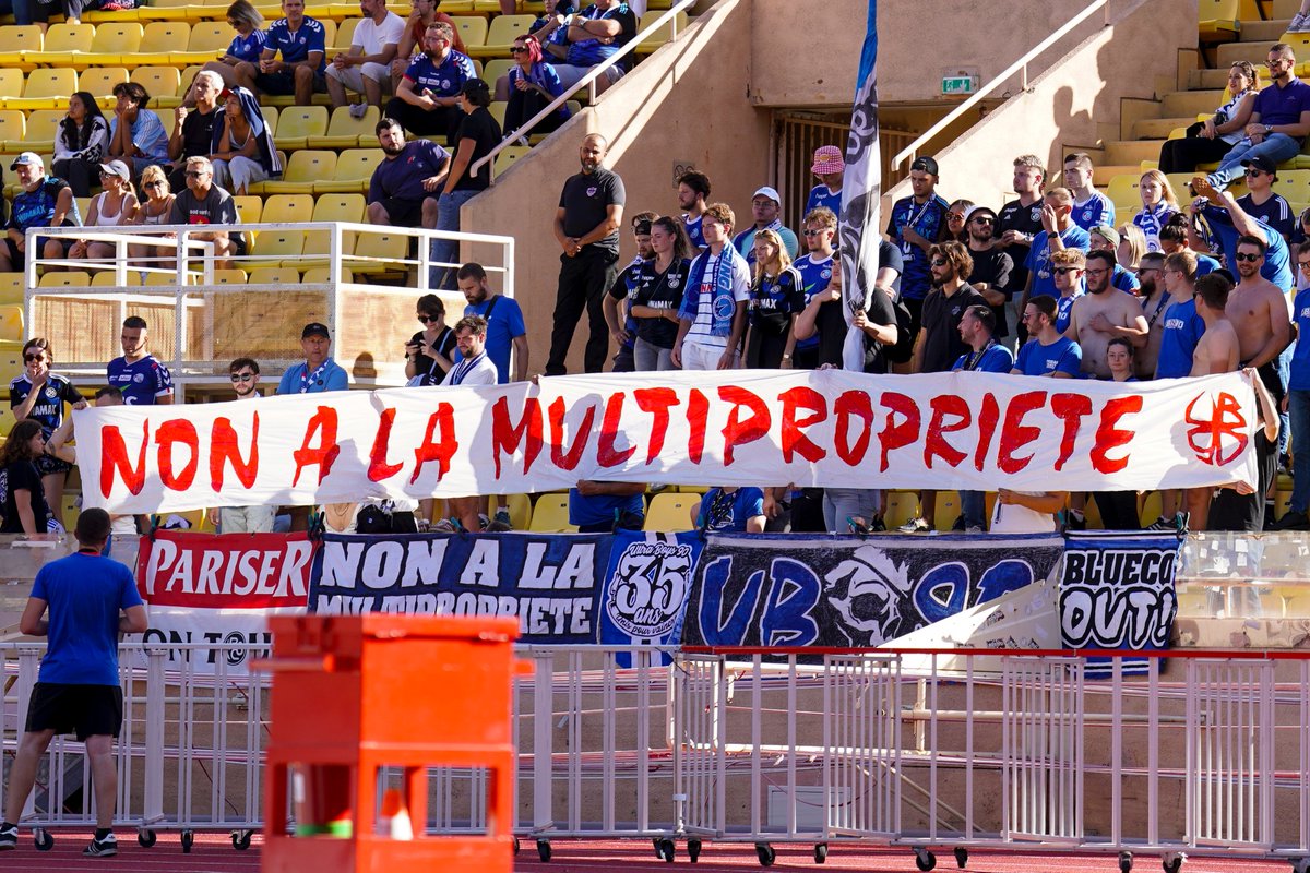 ActuFoot_'s tweet photo. 🚨 𝗨𝗡𝗘 𝗣𝗥𝗢𝗣𝗢𝗦𝗜𝗧𝗜𝗢𝗡 𝗗𝗘 𝗟𝗢𝗜 𝗣𝗢𝗨𝗥 𝗜𝗡𝗧𝗘𝗥𝗗𝗜𝗥𝗘 𝗟𝗔 𝗠𝗨𝗟𝗧𝗜𝗣𝗥𝗢𝗣𝗥𝗜𝗘́𝗧𝗘́ 𝗗𝗘𝗦 𝗖𝗟𝗨𝗕𝗦 𝗙𝗥𝗔𝗡𝗖̧𝗔𝗜𝗦 𝗔 𝗘́𝗧𝗘́ 𝗣𝗥𝗘́𝗦𝗘𝗡𝗧𝗘́𝗘 ! 🚫🇫🇷

Cette loi vise à sanctionner les clubs qui ne respectent pas cette règle à : 
 
▫️ 𝗨𝗻𝗲 𝗮𝗺𝗲𝗻𝗱𝗲 𝗲́𝗾𝘂𝗶𝘃𝗮𝗹𝗲𝗻𝘁𝗲 𝗮̀ 𝟮% 𝗱𝘂 𝗰𝗵𝗶𝗳𝗳𝗿𝗲 𝗱’𝗮𝗳𝗳𝗮𝗶𝗿𝗲 𝗺𝗼𝗻𝗱𝗶𝗮𝗹 𝗱𝘂 𝗽𝗿𝗼𝗽𝗿𝗶𝗲́𝘁𝗮𝗶𝗿𝗲 💰
 
▫️𝗨𝗻𝗲 𝗶𝗻𝘁𝗲𝗿𝗱𝗶𝗰𝘁𝗶𝗼𝗻 𝗱𝗲 𝗽𝗮𝗿𝘁𝗶𝗰𝗶𝗽𝗮𝘁𝗶𝗼𝗻 𝗮𝘂𝘅 𝗰𝗼𝗺𝗽𝗲́𝘁𝗶𝘁𝗶𝗼𝗻𝘀 ❌
 
Cette proposition a déjà été signée par près de 90 députés de tous bords politiques et pourrait être présenter à l’Assemblée nationale d’ici fin 2025, début 2026. 🔜
 
𝗖𝗲𝘁𝘁𝗲 𝗹𝗼𝗶 𝗻𝗲 𝘀’𝗮𝗽𝗽𝗹𝗶𝗾𝘂𝗲𝗿𝗮𝗶𝘁 𝗽𝗮𝘀 𝗮𝘂𝘅 « 𝘀𝗶𝘁𝘂𝗮𝘁𝗶𝗼𝗻𝘀 𝗱𝗲́𝗷𝗮̀ 𝗰𝗼𝗻𝘀𝘁𝗶𝘁𝘂𝗲́𝗲𝘀 » 𝗱𝗮𝗻𝘀 𝘂𝗻 𝘀𝗼𝘂𝗰𝗶 𝘀’𝗲́𝗾𝘂𝗶𝘁𝗲́. 
 
Ce projet vise à étendre les compétences de la DNCG pour s’assurer du sérieux d’un projet d’achat, de cession ou de changement d’actionnaires d’un club et de s’y opposer le cas échéant. ⏳
 
 🗞 @lequipe
