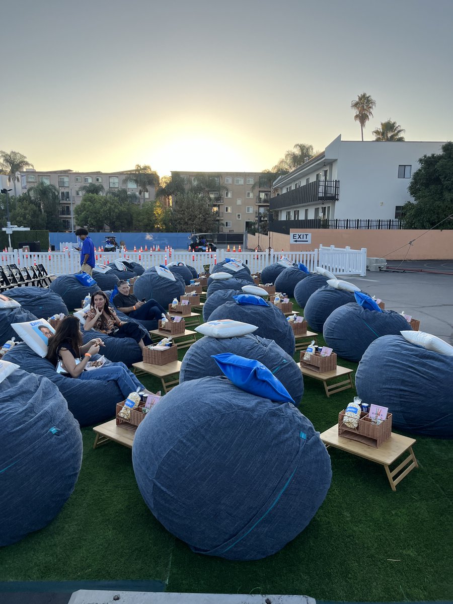 ZHJB1's tweet image. First time having fun at the DMV! 🚘🪧Went to the premiere of DMV - CBS new show. Will definitely be tuning in October 13! #DMVCBS