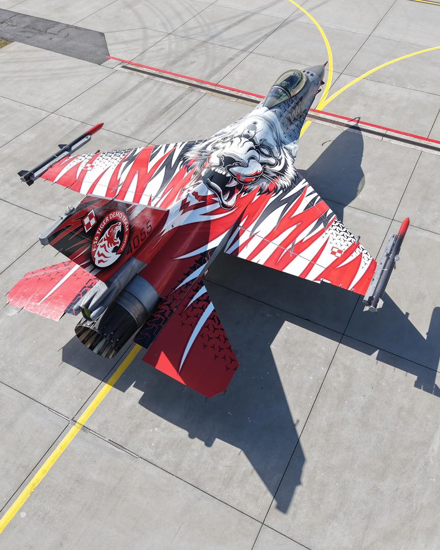 ArkadiuszMolis1's tweet image. Good evening. Epic camouflage on the Polish F-16. A surprise, which was to be presented at the Radom Air Show by Lt. Col. Maciej &quot;SLAB&quot; Krakowian, with an interesting program of the F-16&apos;s capabilities in the air. If only the tragic accident hadn&apos;t occurred... 1/2 #PAF #History