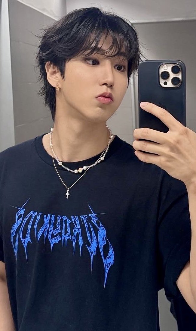 mirapiraaa's tweet photo. I miss my hair bro 😓

#ssd #StaySelcaDay #HanJisung https://t.co/u2SfZ39Qpj