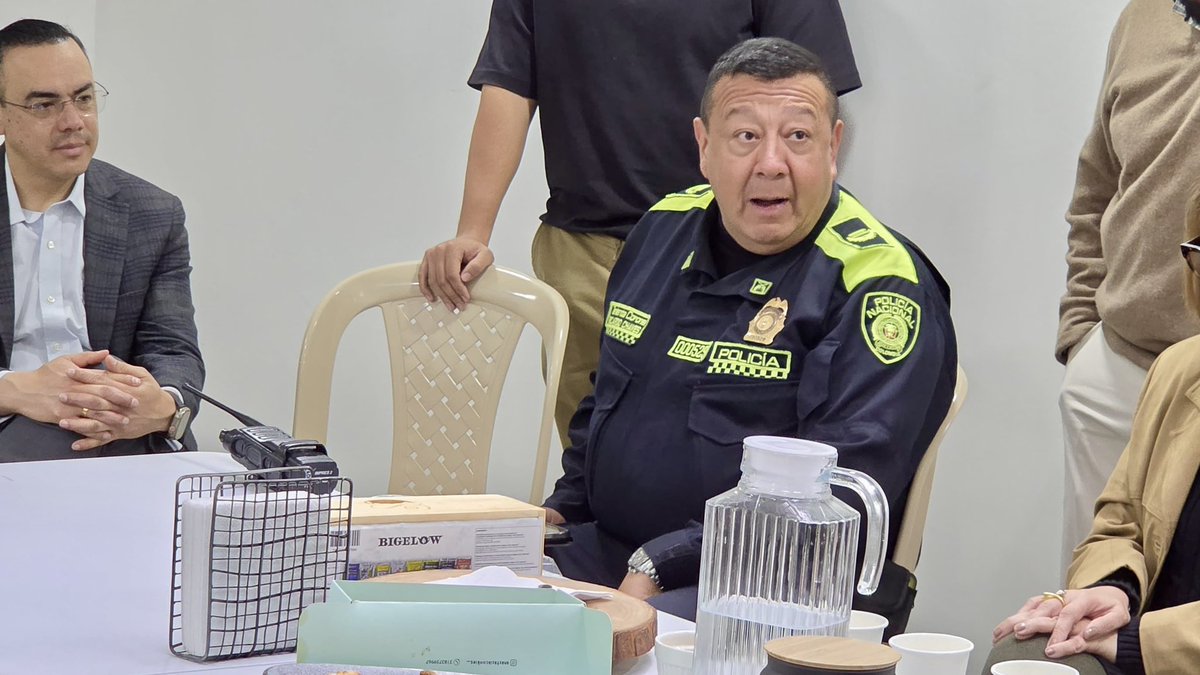 👥Mesa de trabajo en el barrio Navarra (Usaquén) con la edilesa <a href="/AndreaLugoC12/">Dolly Andrea Lugo Cortés</a> y la comunidad del Edificio Altea.

Abordamos problemáticas de inseguridad y el rebosamiento de aguas negras, buscando soluciones efectivas con las entidades competentes.🙌👏🏻