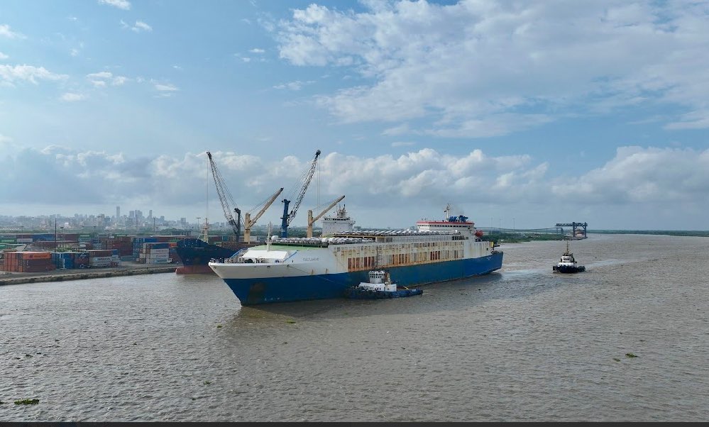 Por primera vez ingresa un buque RoRo a la zona portuaria de #Barranquilla. 
Un nuevo hito que demuestra la competitividad y versatilidad de nuestros puertos y la posibilidad de innovar con nuevos tipos de cargas para beneficio de la ciudad y del país.