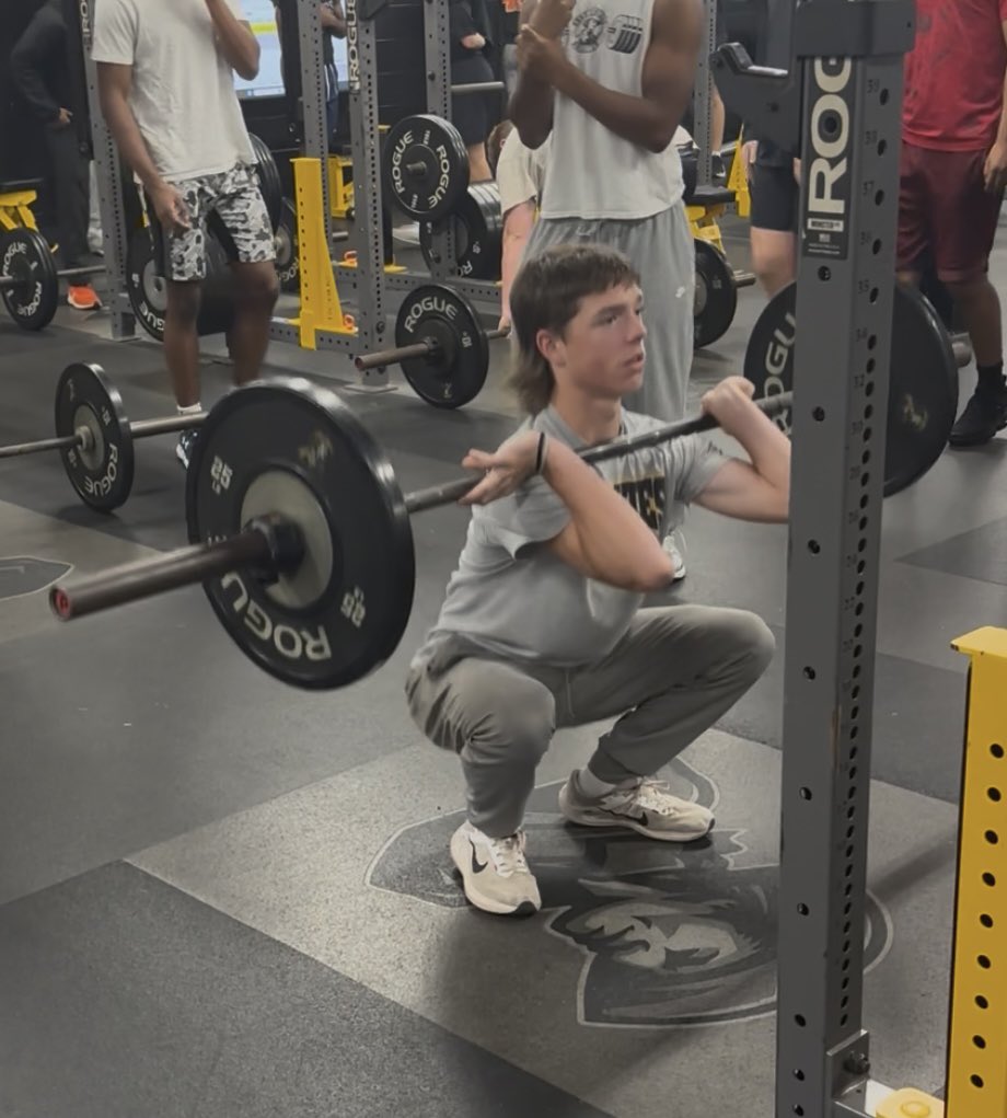 SanditeStrength's tweet image. Weightroom Wednesday!
Saturday I was able to watch cross country race at the Holland Hall meet. Yesterday they crushed some cleans and bench shown here, along with some accessory work not shown. Both boys and girls teams working hard this year. Tomorrow they are at the BTW meet