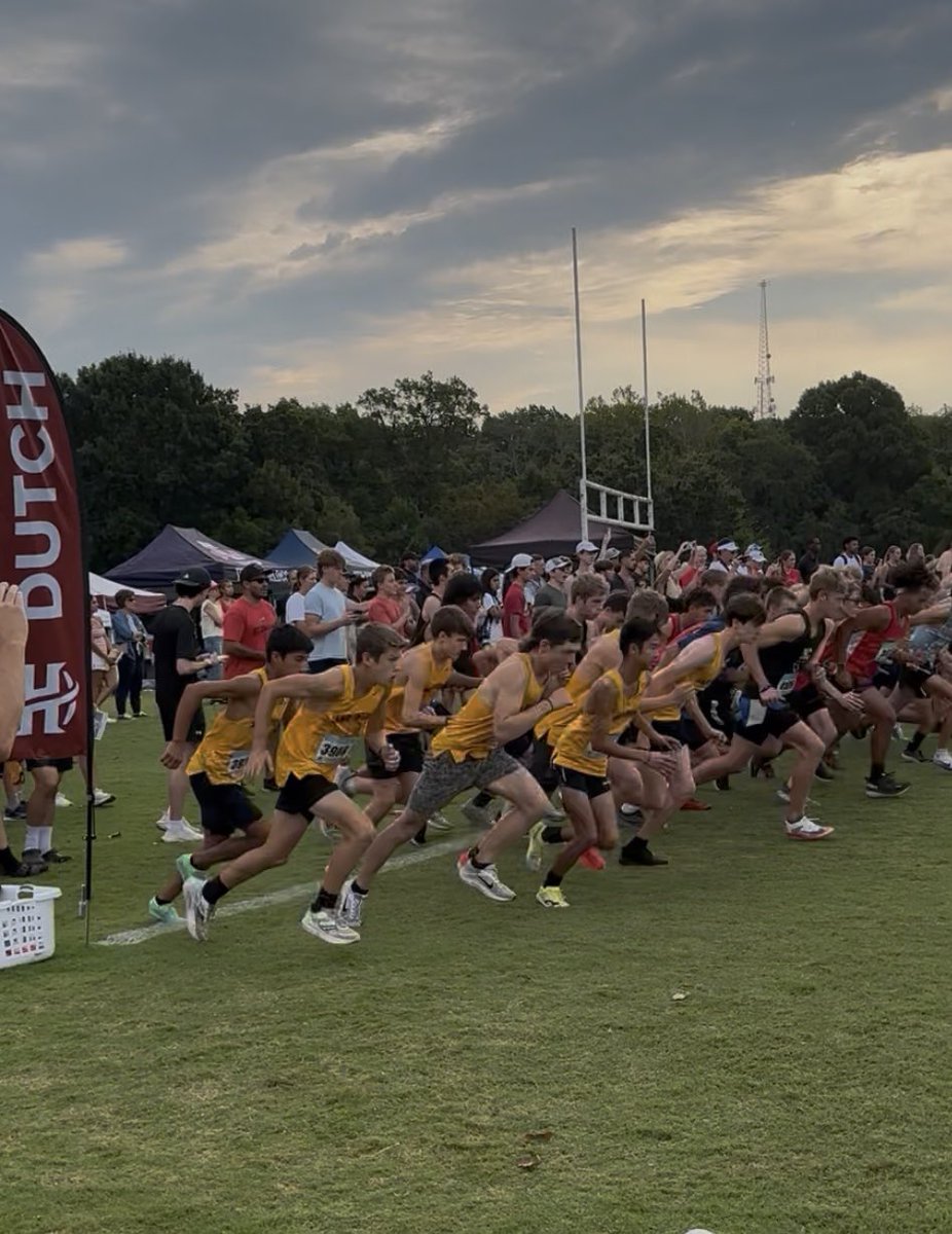 SanditeStrength's tweet image. Weightroom Wednesday!
Saturday I was able to watch cross country race at the Holland Hall meet. Yesterday they crushed some cleans and bench shown here, along with some accessory work not shown. Both boys and girls teams working hard this year. Tomorrow they are at the BTW meet