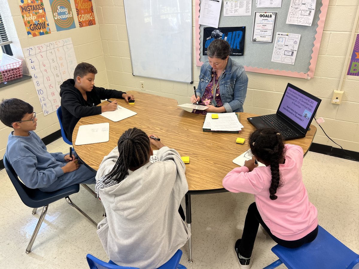 ShilohValleyES's tweet photo. Fourth grade math tutoring groups @ShilohValleyES—focused, engaged, and rocking their math skills! #LaunchingLEADers @AGHoulihan @TopperJenn58692 @UCPSNC https://t.co/oZzS6LHCHf