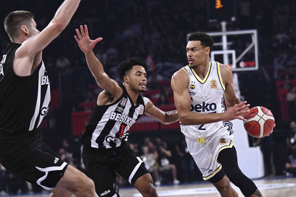 🏀Basketbolda 38. Erkekler Cumhurbaşkanlığı Kupası'nı, Beşiktaş GAİN'i 85-83 yenen Fenerbahçe Beko kazandı.