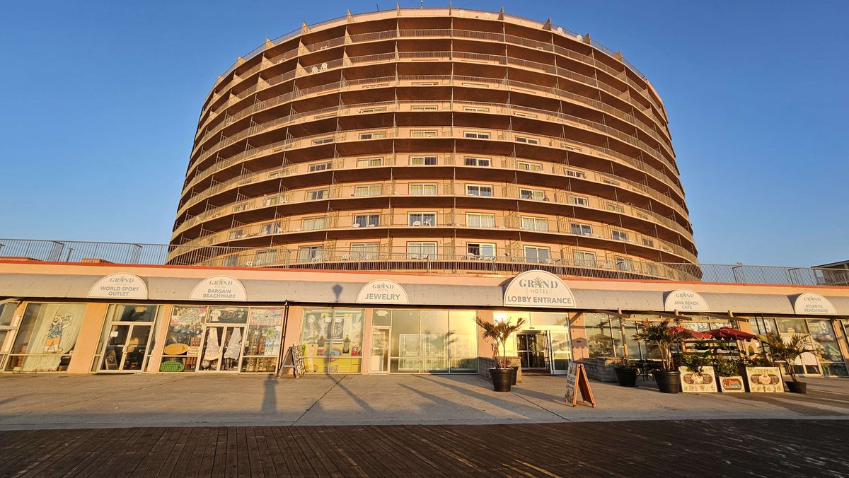 🧡 THANK YOU EVERYCREATURE 💙

SeaquestriaFest 2025 is over and we couldn't be more grateful to every single one of you.
Our 175 Attendees and Sponsors, as well as our Guests, Musicians, Vendors and Staff, amounting to another 84!
We literally couldn't have done this without you!