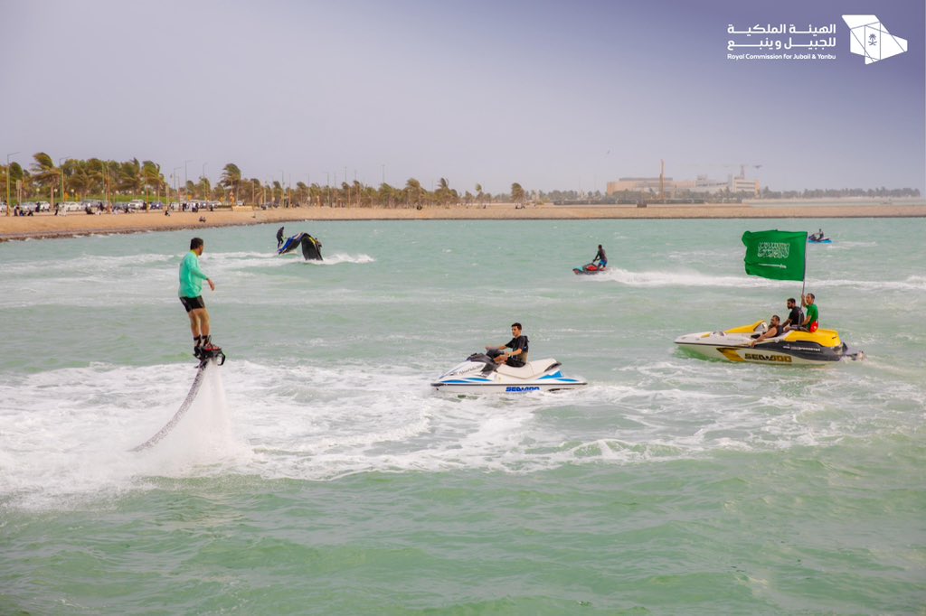 بحضور 
الرئيس التنفيذي لـ #الهيئة_الملكية_بينبع م. عبدالهادي بن عبدالرحمن الجهني، وقائد حرس الحدود بمنطقة المدينة المنورة اللواء عبدالله بن راشد بن غنام، وجمع من أهالي وزوار مدينة #ينبع_الصناعية، نظمت مجموعة الخريف التجارية <a href="/MarsaAljar/">مرسى الجار | Aljar Marina</a> |فعالية بحرية على مرسى الجار احتفالاً بـ