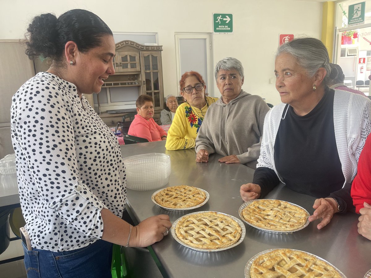 🍎👵🏼|| Hoy, el #DIF #SanMateoAtenco  se llenó de aroma casero. Nuestras adultas mayores prepararon deliciosos pays de manzana, dicen que el secreto es una pizca de canela y … mucha experiencia. 
#UnidosConAmor 🍎