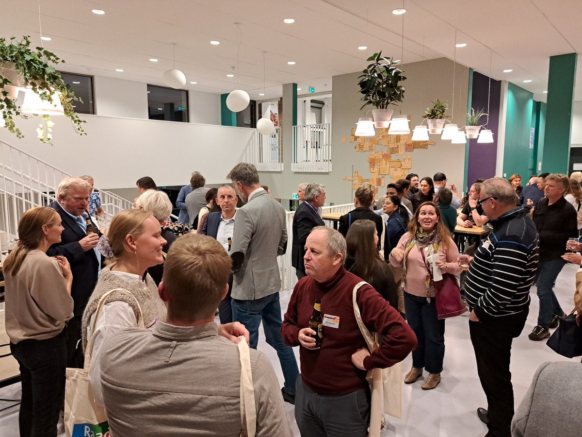 Gemeenteraad070's tweet photo. @luukvoncken @CoenBom @KPartiman @FatimaFaid @JW_vandenBos @lesley_arp @Fusto Het programma is afgelopen, maar we zijn nog niet klaar! Tijdens de borrel praten de bewoners en politici verder. #RaadInDeStad #MeetyourCityCouncil https://t.co/ANa5vxZA55