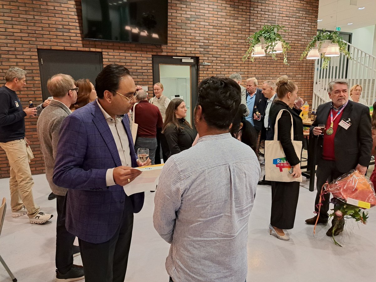 Gemeenteraad070's tweet photo. @luukvoncken @CoenBom @KPartiman @FatimaFaid @JW_vandenBos @lesley_arp @Fusto Het programma is afgelopen, maar we zijn nog niet klaar! Tijdens de borrel praten de bewoners en politici verder. #RaadInDeStad #MeetyourCityCouncil https://t.co/ANa5vxZA55