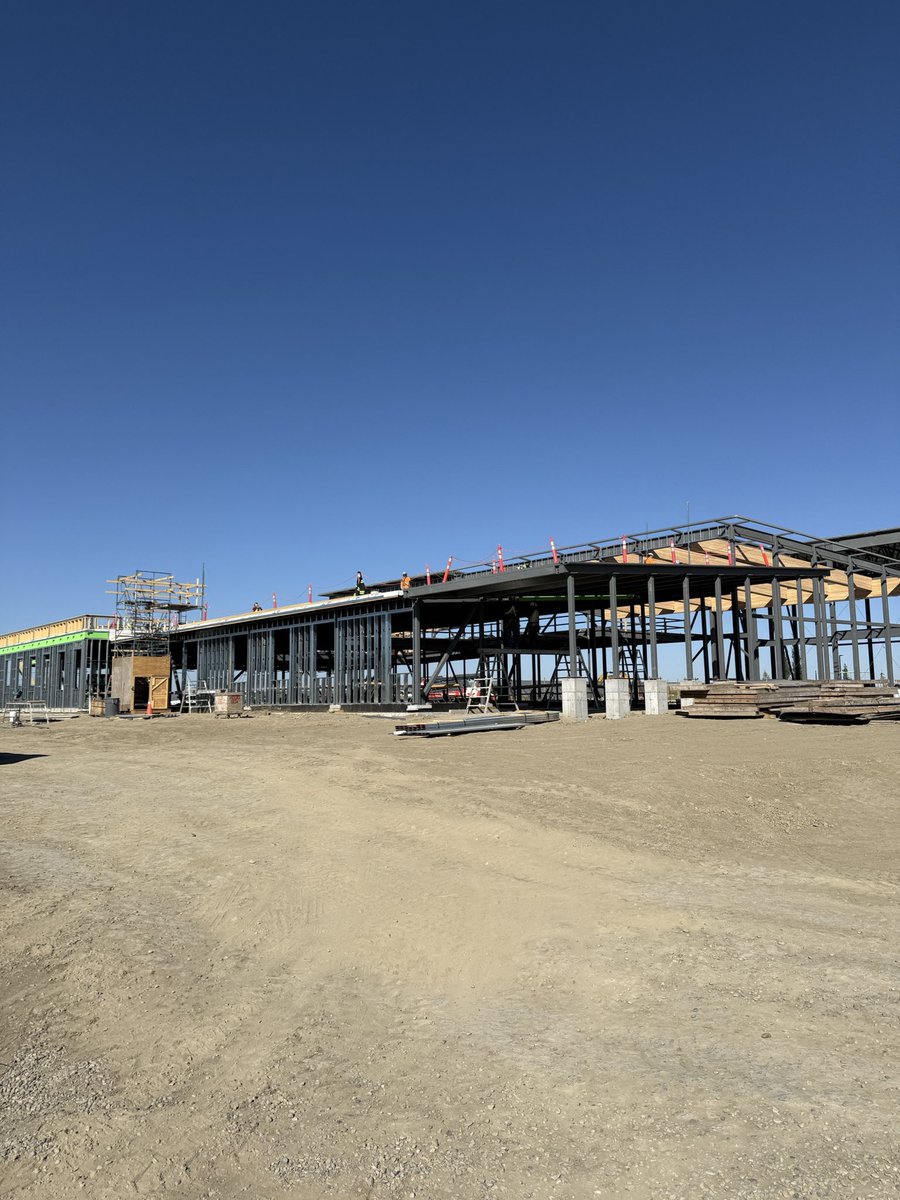 Check it out! The new Piers K-6 elementary school we are building on the westside for the <a href="/HolySpiritRCSD/">Holy Spirit Catholic School Division</a> is looking great! The structure is up and we are starting to close things in for the winter! Stay tuned for more updates along the way! #TeamWB #newschool #yql #westside