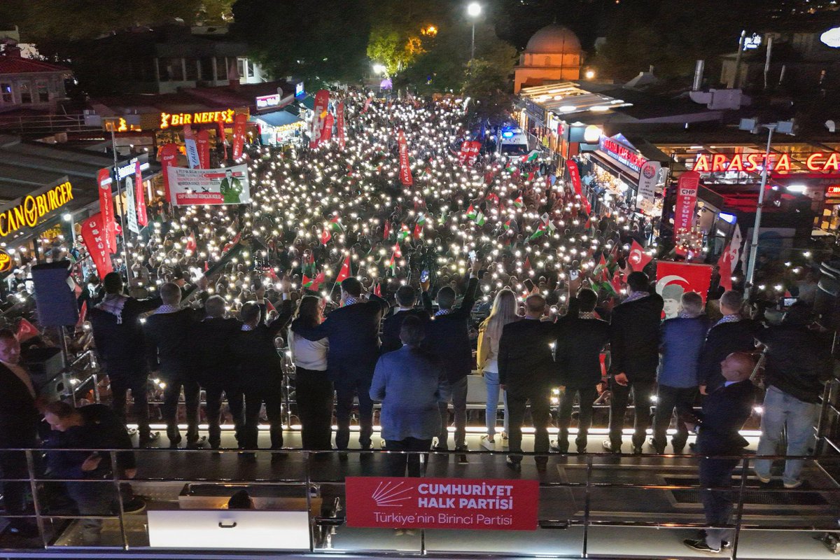 Yüreğinde Filistin için merhamet taşıyan, zulme karşı Eyüpsultan Meydanı’nı dolduran herkese selam olsun!🇹🇷🇵🇸

Biz kötülüğe karşı tarihin doğru tarafında duruyoruz. Erdoğan ise soykırım destekçisi Trump’ın kapısında iktidarını korumak için duruyor!

Susmayacağız!
Bugünün