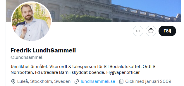 glenn_dalarna's tweet photo. Fredrik brukar tycka mycket från sin socialistiska stol i socialutskottet. Jag har många gånger undrat vem han är som så käckt håller offerkoftan över sin axel med ett finger.

Så jag tog en titt på vilka bolag han är aktiva i och hittar ett skandalomsusat bolag vid namn Stiftelsen Allmänna Barnhuset.

Deras affärsidé är enligt bolagsverket "Föremålet för bolagets verksamhet är att sprida kunskap från forskning och praktik så att barn som lever i utsatta livssituationer ges samma möjligheter som andra barn till goda uppväxtvillkor samt bedriva därmed förenlig verksamhet."

Det de egentligen har sysslat med är att genom sin "behjärtansvärda insats" hjälpt generalsekreterarens son, partikollegor samt anställda i stiftelsen att runda bostadsköer och gett dem direktkontrakt i någon av de 112 innerstadslägenheter som stiftelsen äger. 

Det visar sig alltså att Fredrik LundhSammeli sitter i styrelsen och även gjorde det medans detta pågick under åratal.

Så man får anta att @lundhsammeli anser att det har gått korrekt till och att han är stolt över sitt bidrag till företaget.

Att det råkat vara nära, kära och släktingar som har fått lägenheterna istället för att hjälpa utsatta kan knappast ses som avvikande i @socialdemokraterna då även @TobiasBaudin agerat på exakt samma sätt.

Så fredik, hur var det nu med ansvar som du så ofta utkräver av andra, ska du ta det själv eller likt en sann sosse låta någon annan betala för ditt och dina gelikars fuskande?