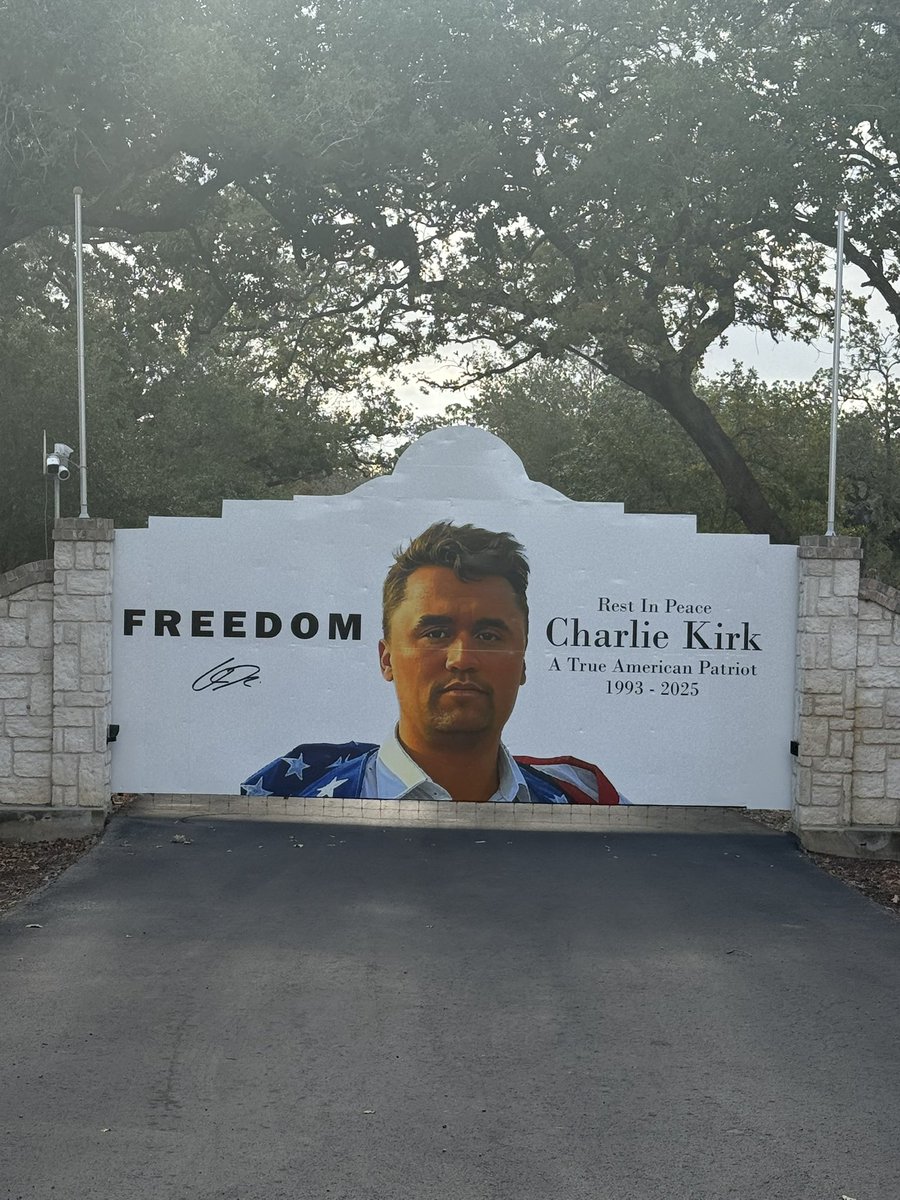 HBoos55's tweet image. @JackPosobiec @AndrewKolvet @conservmillen @yoalexrapz @TPUSA @tylerbowyer @charliekirk11 @MrsErikaKirk @BlakeSNeff I know there’s more Evil happening today. But wanted y’all to see Charlie is still in our hearts down here in TX!! Saw this while driving today. ❤️❤️❤️