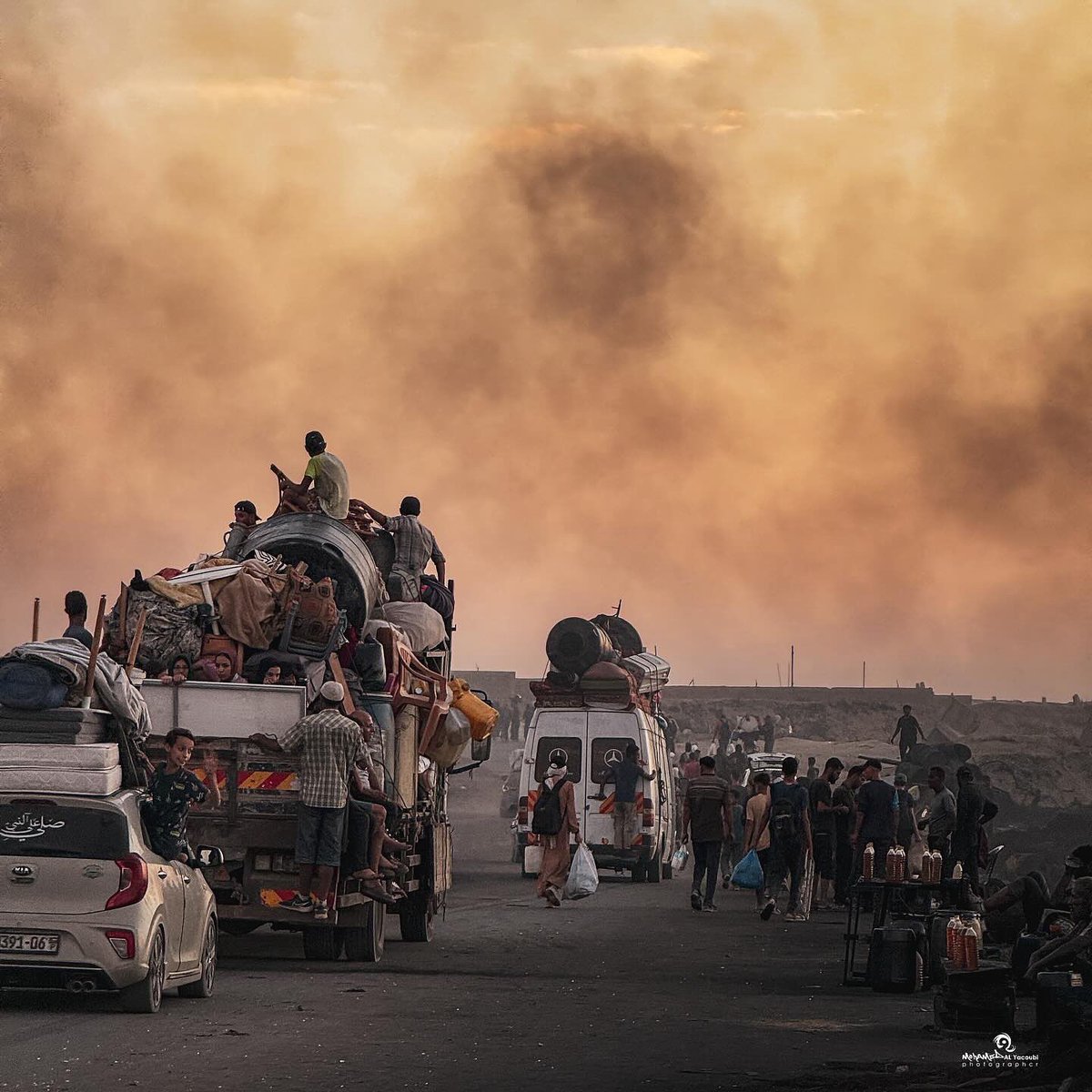 Bu bir film karesi değil, Gazze’den canlı bir gerçektir..

Renkleri solmuş, yüz hatları ölmüş bir görüntü; dağların bile taşıyamayacağı acılarla kanıyor!
Her köşede çığlık atan bir acı, dünyanın suskunluğunu ifşa ediyor ve burada yaşananların tarihin benzerini bilmediği bir