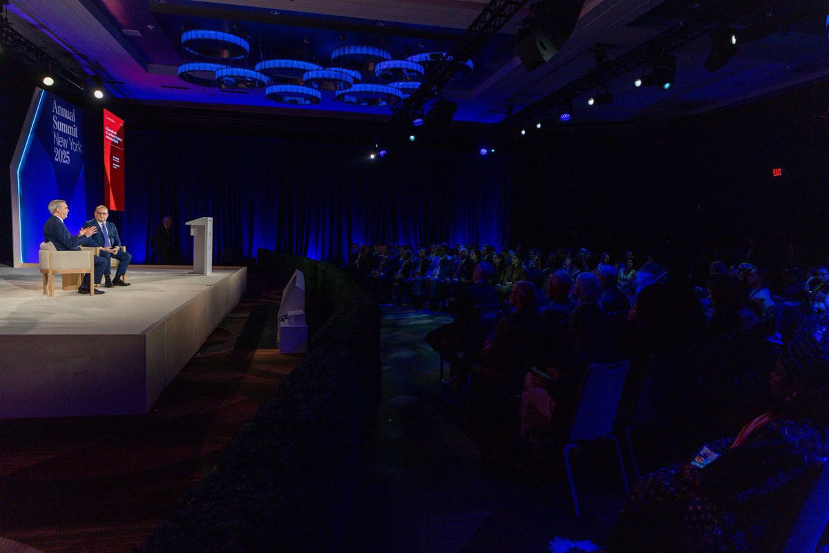 El presidente @LuisAbinader participó hoy en la Cumbre de Concordia en Nueva York 🌍🤝, donde presentó la visión de la República Dominicana como un país de paz social, diálogo democrático y oportunidades. Destacó el éxito del turismo, que ya alcanza los 12 millones de visitantes;