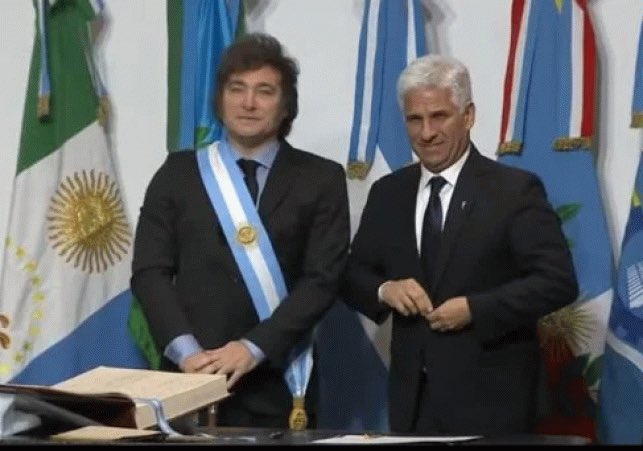 POGGI ES MILEI.
En San Luis el silencio se paga: el gobernador compra medios con recursos públicos para ocultar el drama docente y castigar a quien piense distinto.
Salarios congelados, precariedad y amenazas para los que reclaman.
La motosierra también corta la libertad de