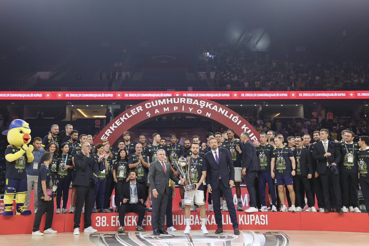 38. Erkekler Cumhurbaşkanlığı Kupası’nı kazanan <a href="/FBBasketbol/">Fenerbahçe Beko</a>’u kutluyorum.🇹🇷🏆👏🏻
