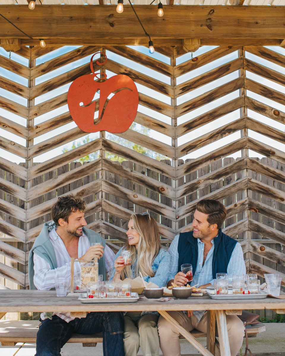 It’s apple season in the #ArtCoastofMichigan, and however you choose to define “apple picking,” we’re not here to judge. 🍎