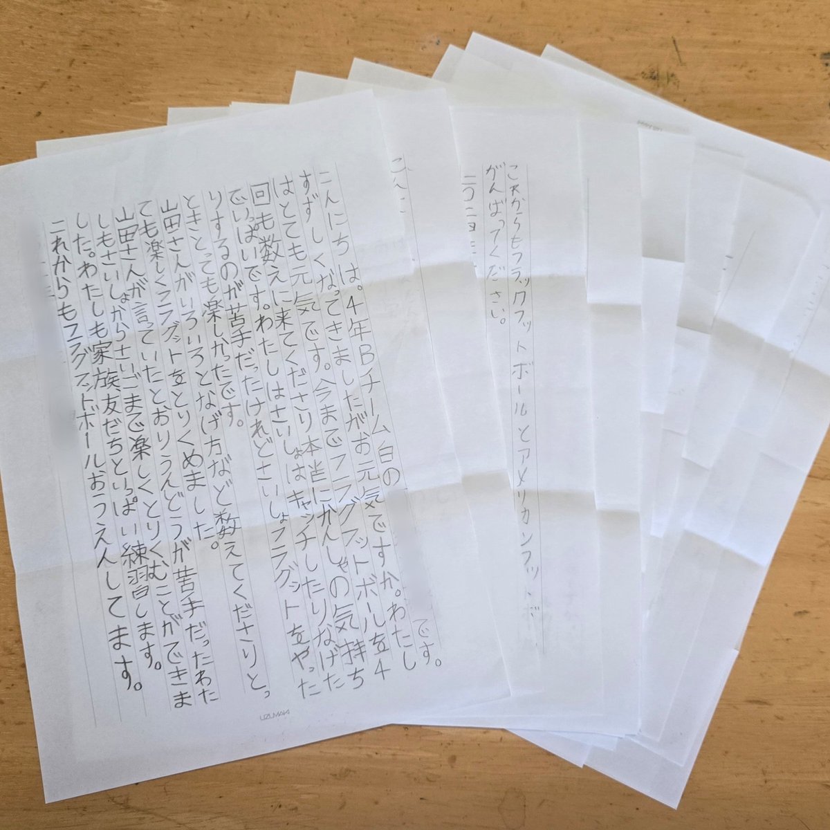 フラッグフットボール授業をおこなった小学校の4年生から手紙が届きました
毎回もう少しこうしておけばよかったかなと思ったりしながらやってますが
いろいろ伝わってるのを感じると嬉しいですね😊

#アメリカンフットボール普及委員会
#フラッグフットボール授業
#未来のアメフト部員を発掘