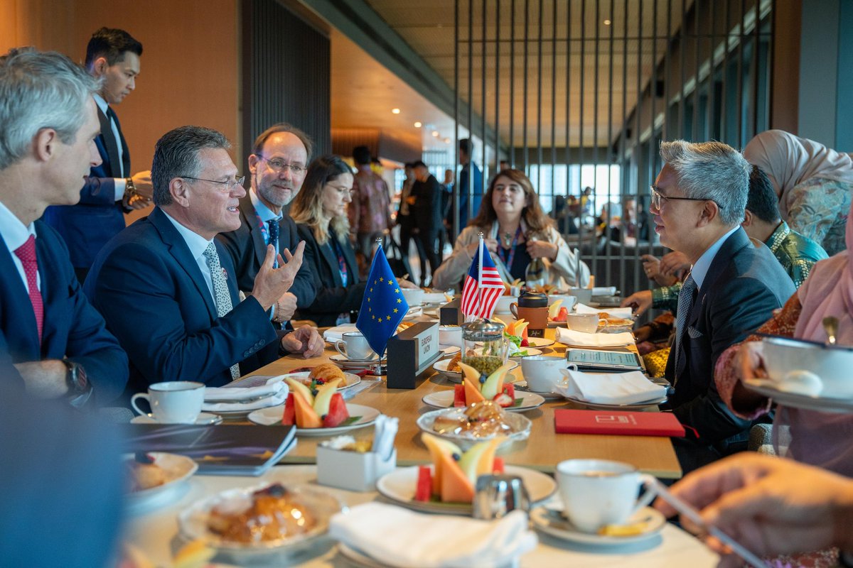 A productive meeting with 🇲🇾 Minister <a href="/tzafrul_aziz/">Tengku Zafrul 🇲🇾</a> as we advance towards an EU-Malaysia trade agreement. We share the objective to maintain the momentum and deliver for our businesses and consumers. We'll stay closely in touch.