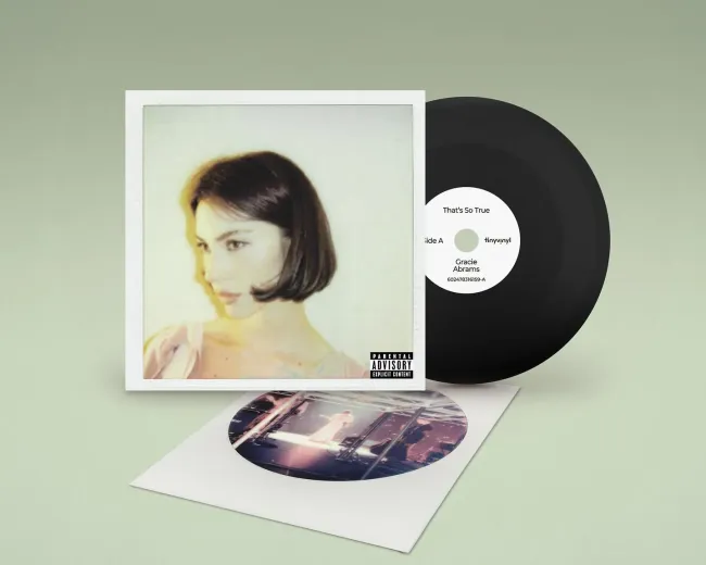 "Tiny Vinyl"
通常の12インチLPの1/4の直径の4インチレコードがかわいい。  

従来の33RPMプレーヤーで再生ができる。片面4分の両面8分だが、持ち歩きしやすくて配布に向きそう。

"This Vinyl Format Could Redefine the Rules of Record Collecting"