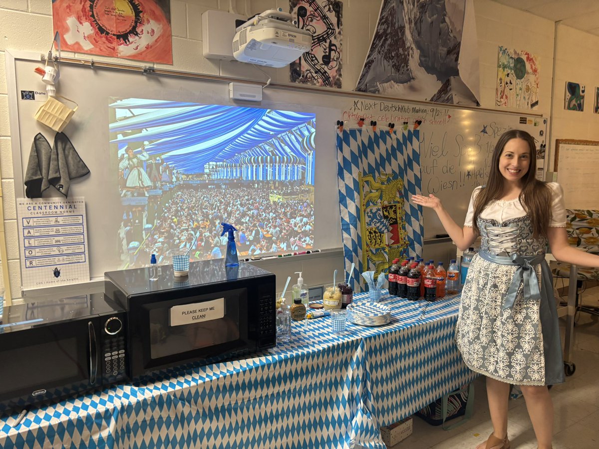 CHSWLanguage's tweet image. Frau McCarty organized an amazing activity for all German students to celebrate Oktoberfest . A fun-filled day honoring German culture, traditions, and festivities!