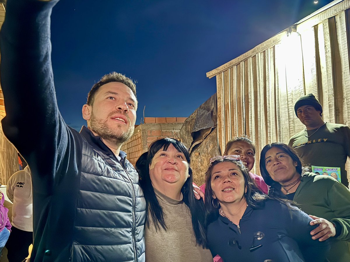 pipilepore's tweet photo. Hoy nos reencontramos con los vecinos de la Manzana 34, en la meseta de nuestra ciudad. 
Entre mates pudimos conversar de la diferencia entre el modelo del "sálvese quién pueda" y el modelo neuquino, que busca priorizar lo nuestro y a los nuestros.

Gracias a Marcia, Marcela, Ana y a todos los vecinos por este encuentro!

Pd: Riquísimas las tortas fritas 😋