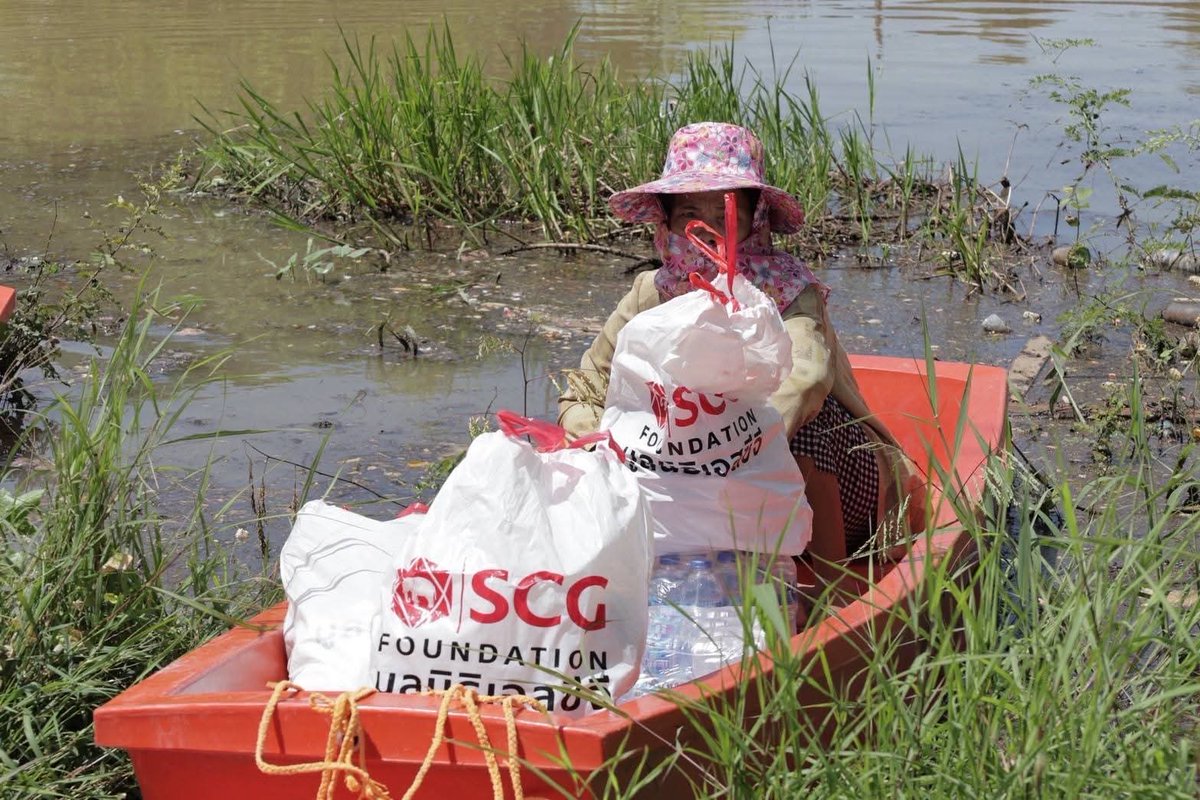 SCGFoundation's tweet image. มูลนิธิเอสซีจี SCG Distribution ร่วมกับ เพจอีจัน พร้อมเครือข่ายกัลยาณมิตร ส่งมอบถุงยังชีพ 100 ชุด เพื่อแบ่งเบาความลำบากและเติมกำลังใจให้พี่น้องผู้ประสบภัยในพื้นที่