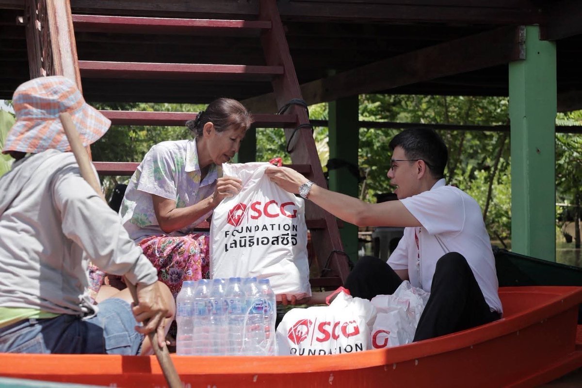 SCGFoundation's tweet image. มูลนิธิเอสซีจี SCG Distribution ร่วมกับ เพจอีจัน พร้อมเครือข่ายกัลยาณมิตร ส่งมอบถุงยังชีพ 100 ชุด เพื่อแบ่งเบาความลำบากและเติมกำลังใจให้พี่น้องผู้ประสบภัยในพื้นที่