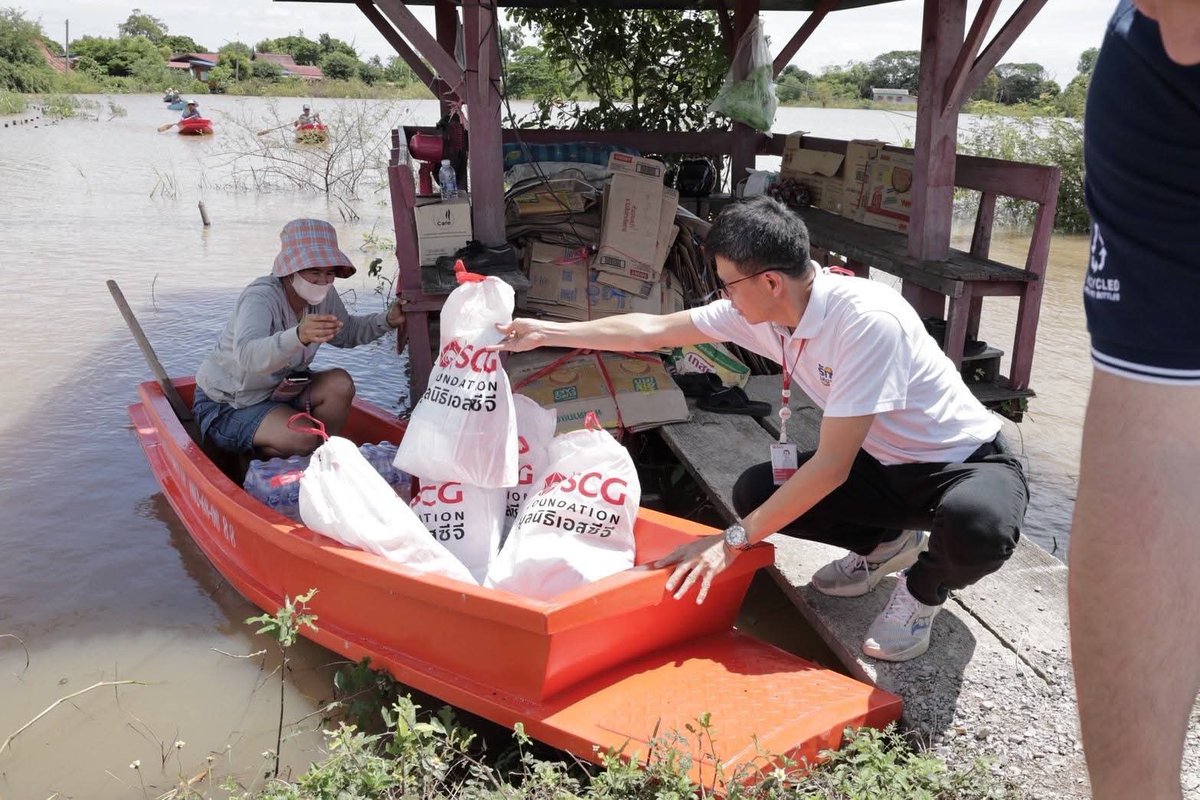 SCGFoundation's tweet image. มูลนิธิเอสซีจี SCG Distribution ร่วมกับ เพจอีจัน พร้อมเครือข่ายกัลยาณมิตร ส่งมอบถุงยังชีพ 100 ชุด เพื่อแบ่งเบาความลำบากและเติมกำลังใจให้พี่น้องผู้ประสบภัยในพื้นที่