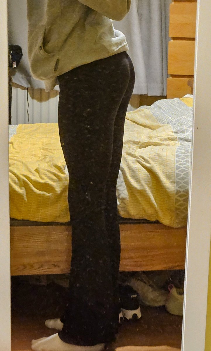 LuLuDockerX's tweet photo. sorry about the hiatus 🙈 but im glad to be back!! dms always open ;) #nsfwtwt #pyt #leggings #ass #butt #mirrorpic #sub #switch #dmme https://t.co/QXjJqLh9MT