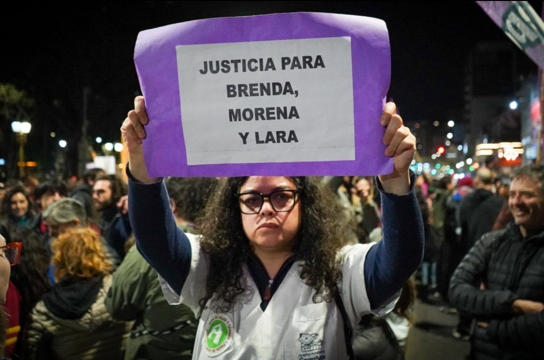 Una multitud en Plaza Flores pidiendo Justicia por Morena, Brenda y Lara.