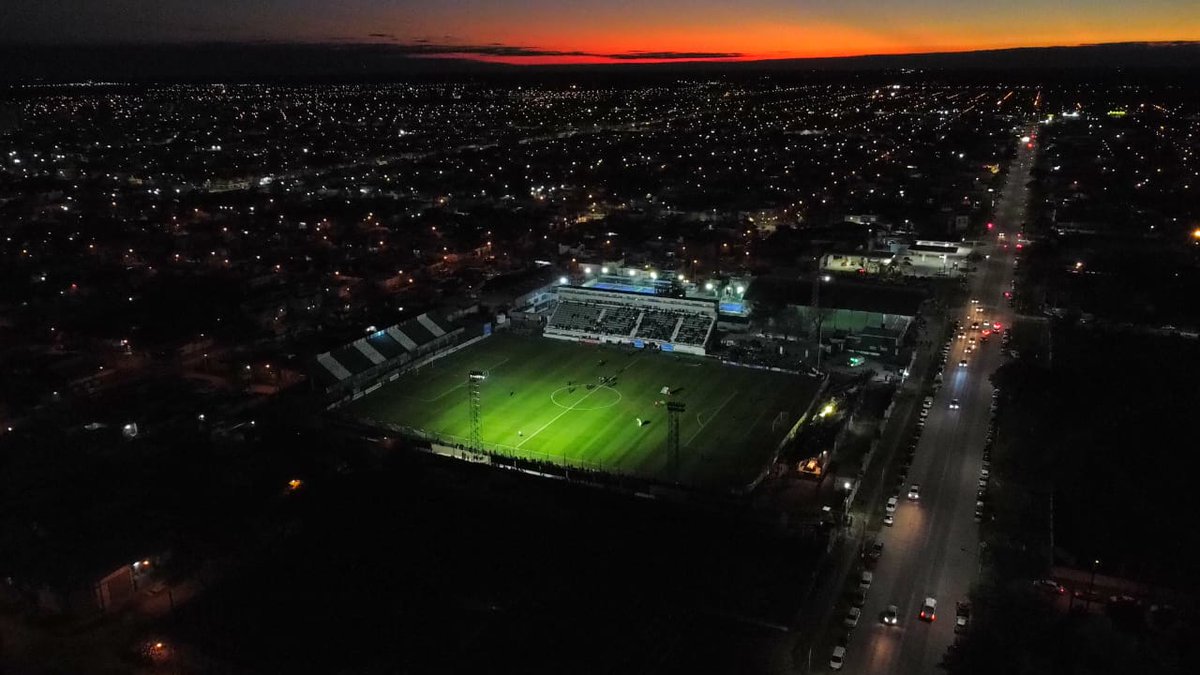 IdentidadVerde's tweet photo. 🏟️ La Fortaleza de barrio Alberione cumple hoy 86 años.

‼️  ¿Cómo se dio allí el desembarco de @ClubSpBelgrano? Su inauguración, los primeros años y cracks mundiales que lo pisaron.

Sale un hilo imperdible 🧵 https://t.co/nw1A0YQoEc