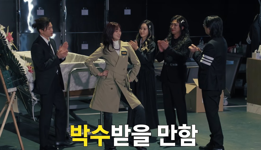 안탐정 이 자세 너무 귀여워서 하루종일 생각남
옆에 형누나들 다 꼿꼿하게 박수치는것도