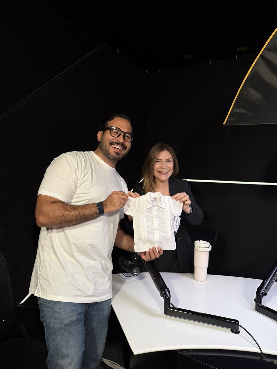 El que me conoce sabe que soy reservado con mi vida personal, pero de alguna manera <a href="/CarolinaMejiaG/">CarolinaMejiaG</a> se enteró de que mi hijo Gabriel viene en camino… y me sorprendió regalándole su primera chacabana. Que nivel de detalle.