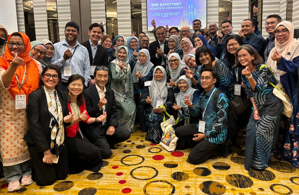 tephinet's tweet image. Attendees snapping their joy with the Malaysian 🇲🇾Minister of Health, Dr. Dzulkefly Ahmad, after the #SAFETYNETCONFERENCE2025 Officiating Ceremony! 

#TEPHINET #SAFETYNET #FETP #Fieldepidemiology