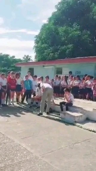 La #TécnicaCanina de la #AduanaVillaClara realizó visita a la ESBU Carlos Mengana Ayala del Consejo Popular Base Aérea. Se realizó ejercicio demostrativo de búsqueda de dos unidades cinófilas y se intercambió con estudiantes y profesores sobre formas que se presentan las drogas.