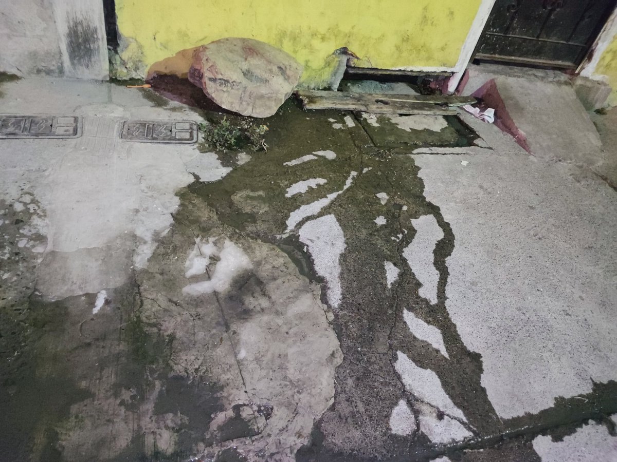 brujitappp's tweet photo. @interagua Pura propaganda y las alcantarillas de la trinitaria rebosadas más de un mes con el problema y no resuelven, solo mensajes automáticos, mientras el estado de la solicitud no cambia. https://t.co/wqi5DGPTl4