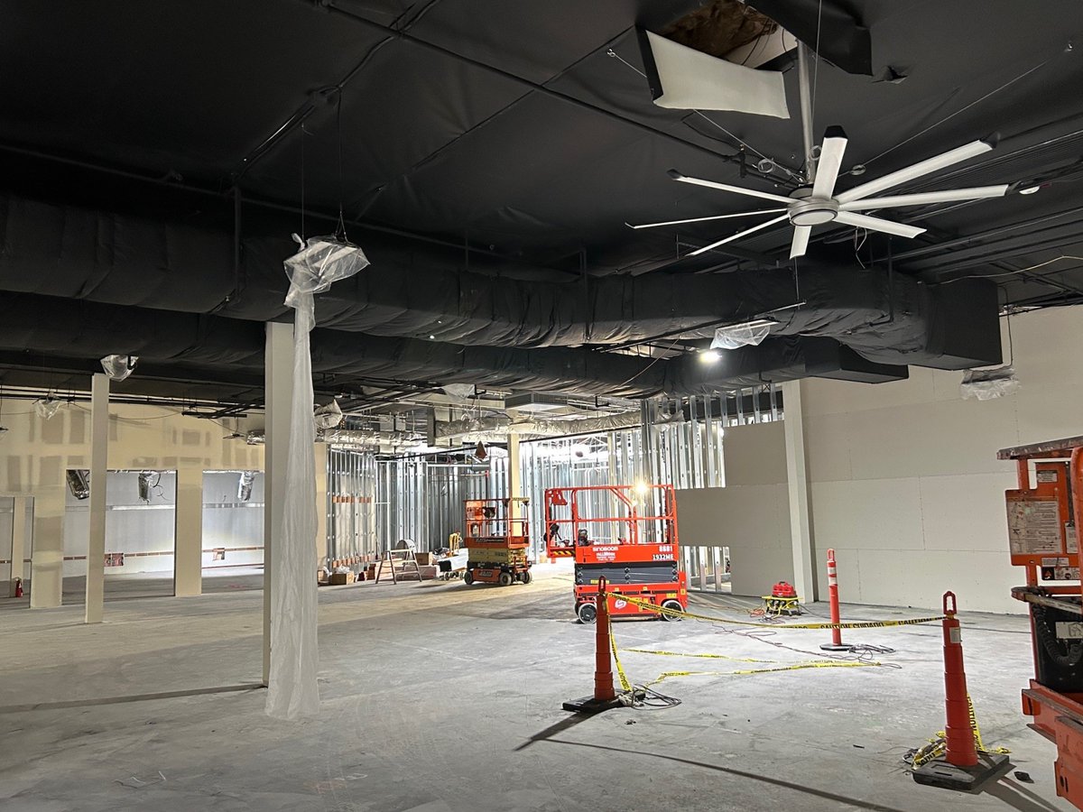 RobCon_Co's tweet image. Crunch Anaheim is moving fast! 🏋️‍♂️💪

✔️ Locker rooms taking shape
✔️ Curbs poured
✔️ Framing &amp;amp; MEP nearly done
✔️ Ceilings painted + lights hung

Walls are getting color, storefronts are going in, and turf/rubber to start. Crunch colors coming soon! 🎨
#CrunchFitness #TeamRobcon