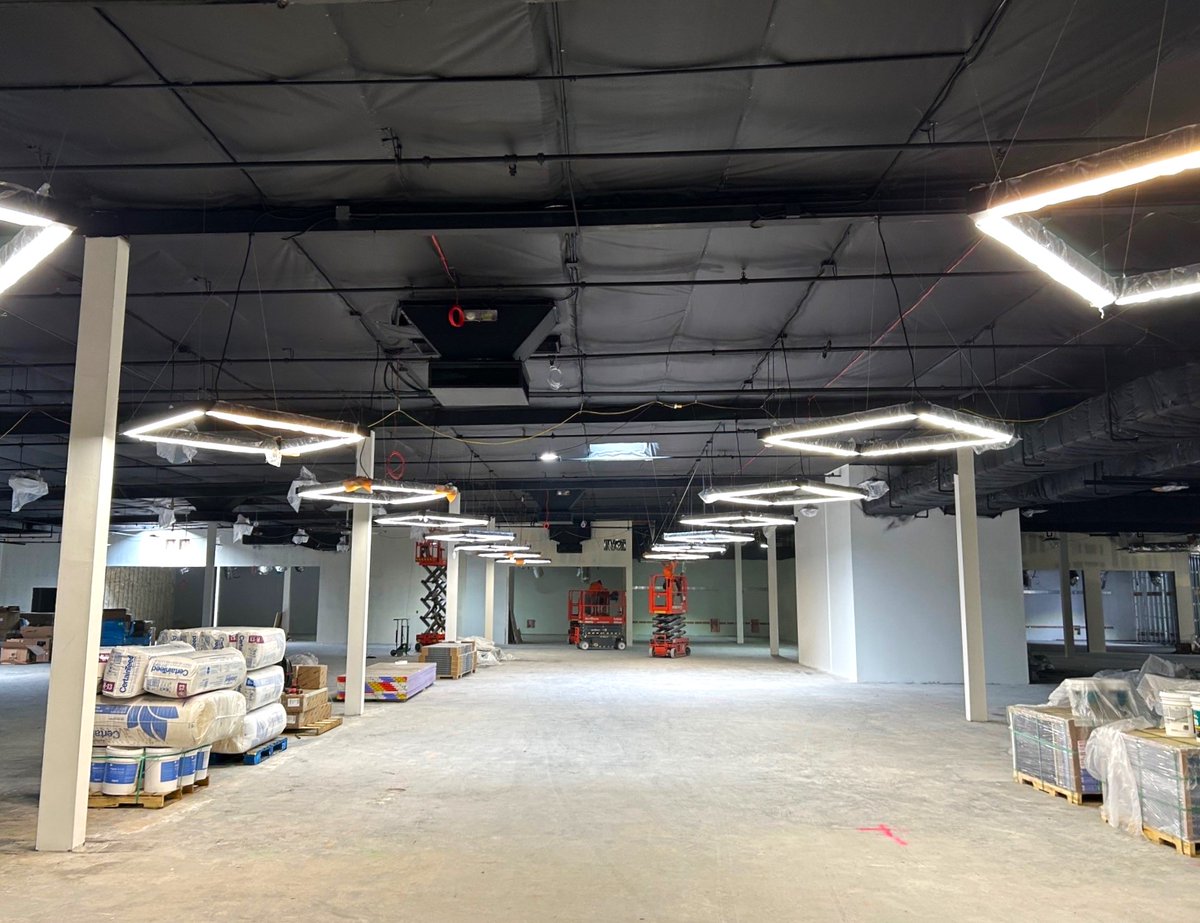 RobCon_Co's tweet image. Crunch Anaheim is moving fast! 🏋️‍♂️💪

✔️ Locker rooms taking shape
✔️ Curbs poured
✔️ Framing &amp;amp; MEP nearly done
✔️ Ceilings painted + lights hung

Walls are getting color, storefronts are going in, and turf/rubber to start. Crunch colors coming soon! 🎨
#CrunchFitness #TeamRobcon