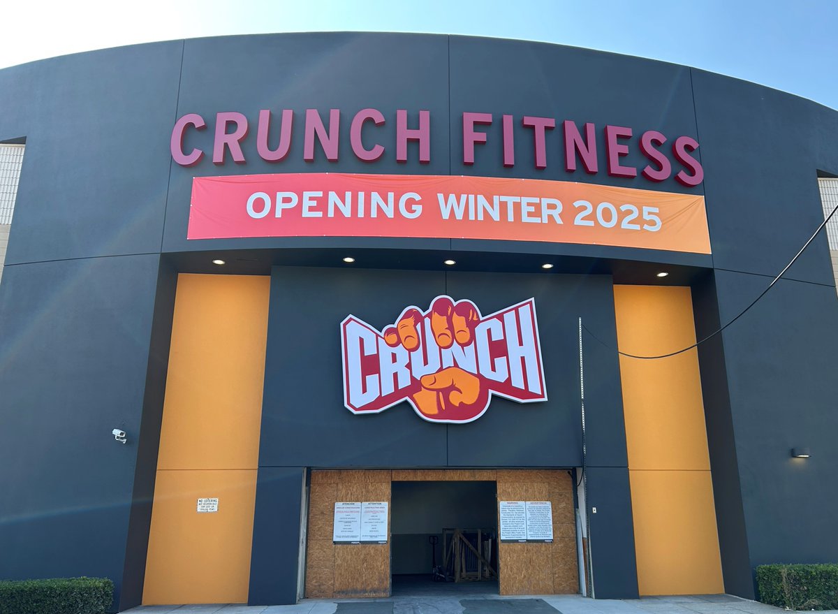 RobCon_Co's tweet image. Crunch Anaheim is moving fast! 🏋️‍♂️💪

✔️ Locker rooms taking shape
✔️ Curbs poured
✔️ Framing &amp;amp; MEP nearly done
✔️ Ceilings painted + lights hung

Walls are getting color, storefronts are going in, and turf/rubber to start. Crunch colors coming soon! 🎨
#CrunchFitness #TeamRobcon