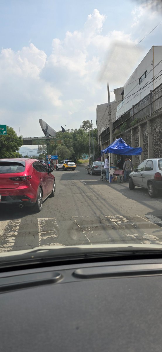 Aurosame's tweet photo. Cerrados accesos a lateral Periférico Norte. También cerrada calle a CCH.  #traficocdmx #traficoperiferico #caosvial https://t.co/lhYZV4dxjm